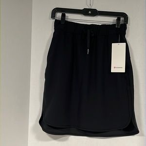 Lululemon woman’s sz 6 On the Fly skirt.